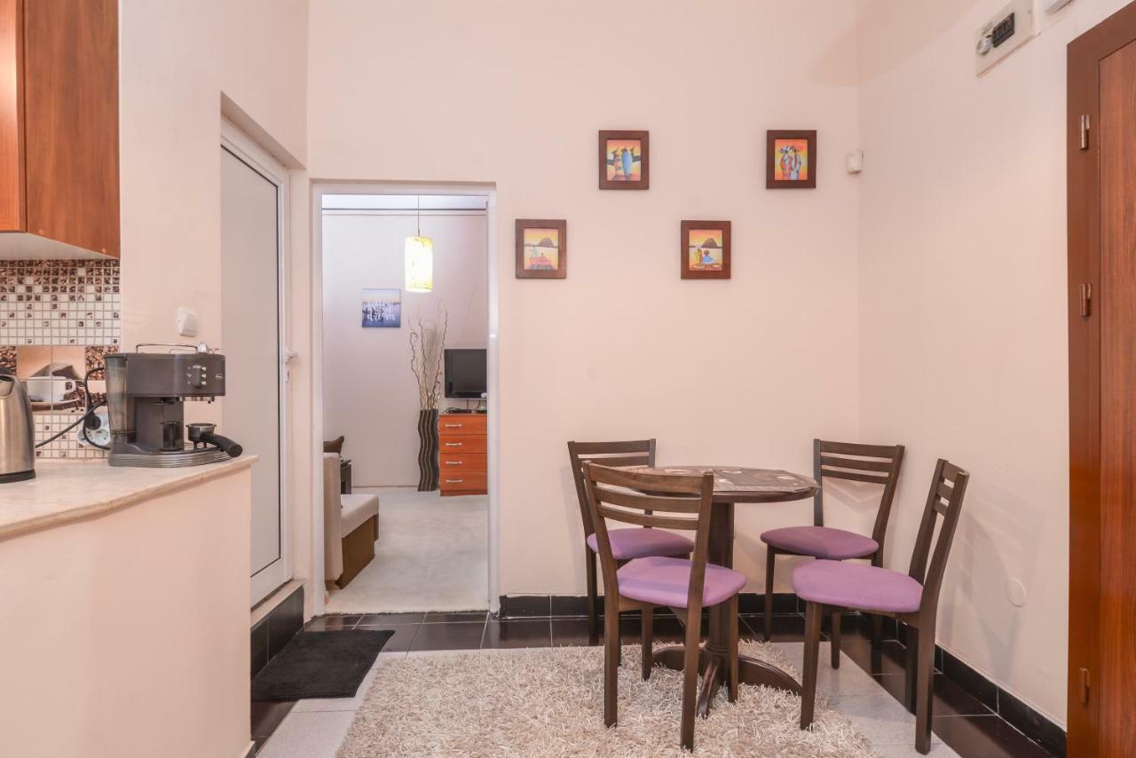 Center The Coffee House One Bedroom